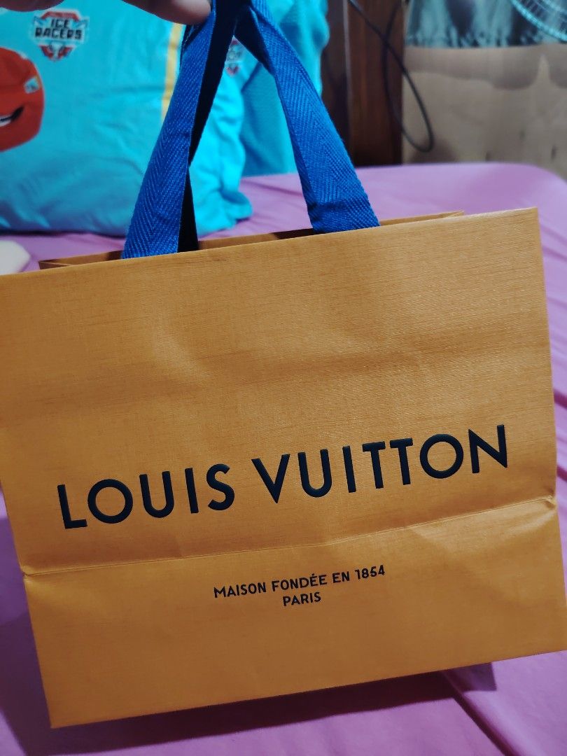 5 pcs Louis Vuitton Shopping Bag (Category: Luxury Bags & Wallets) located in Luisiana. Submitted by sahayamay77 (Listing ID 1436895281, Image 1). Description: - Authentic Louis Vuitton shopping bag - Features the iconic Louis Vuitton logo - Includes "MAISON FONDÉE EN 1854 PARIS" text - Comes with blue handles - Perfect for gifting or collecting -5 pcs.