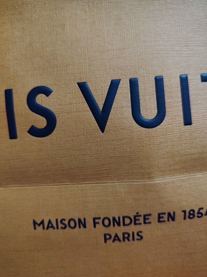 5 pcs Louis Vuitton Shopping Bag (Category: Luxury Bags & Wallets) located in Luisiana. Submitted by sahayamay77 (Listing ID 1436895281, Image 2). Description: - Authentic Louis Vuitton shopping bag - Features the iconic Louis Vuitton logo - Includes "MAISON FONDÉE EN 1854 PARIS" text - Comes with blue handles - Perfect for gifting or collecting -5 pcs.