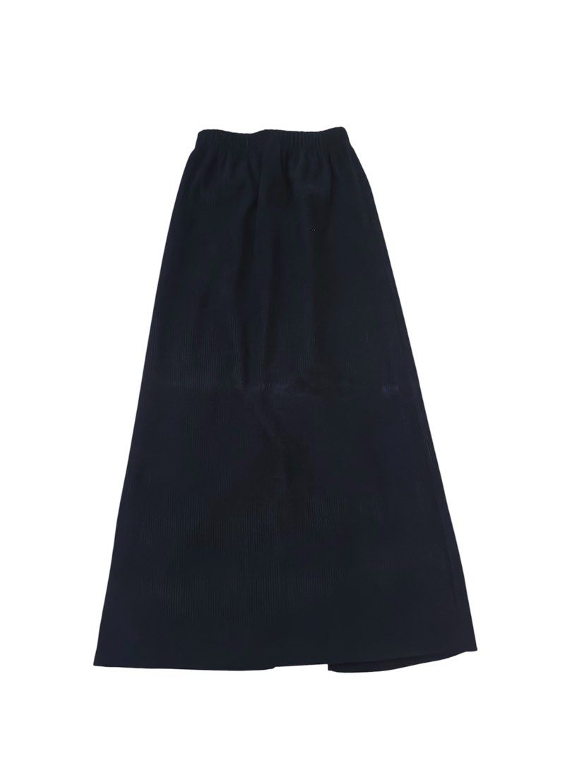 Lovito Black Corduroy Skirt (Category: Skirts) located in Quezon City. Submitted by brokeahhgirl (Listing ID 1436879478, Image 1). Description: No issue Worn once Xs to small.