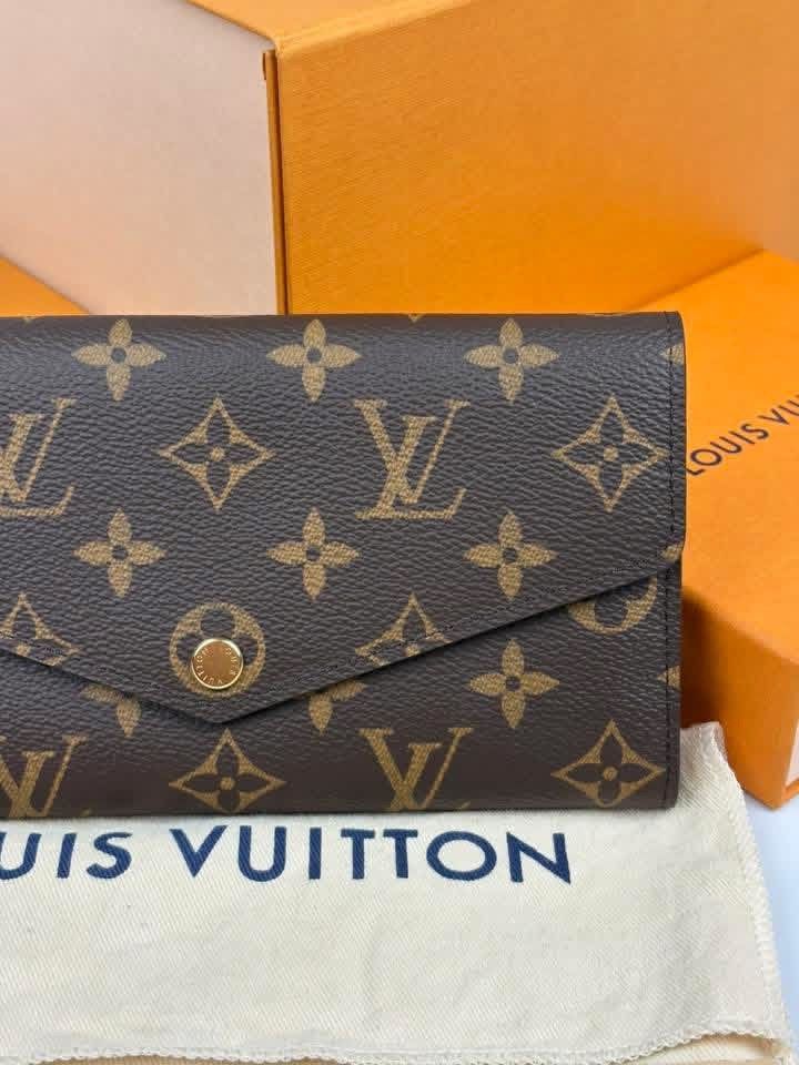 LV Sarah Wallet (Category: Luxury Bags & Wallets) located in Las Pinas. Submitted by vinalcantara (Listing ID 1436829193, Image 2). Description: For Steal / Trade !! LV Sarah Wallet Brandnew / With dust bag & authenticity certificate Php 35,000 (SRP 55,000) Will send detailed pics upon request ✔️ ✅ Terms/Layaway 📍 Loc/Meet ups: Las Piñas 💸 BDO or Gcash 🚚 Lalamove/LBC ✔️ Unli vouch and legit check @Prynne_sole on IG! Dm to purchase!.