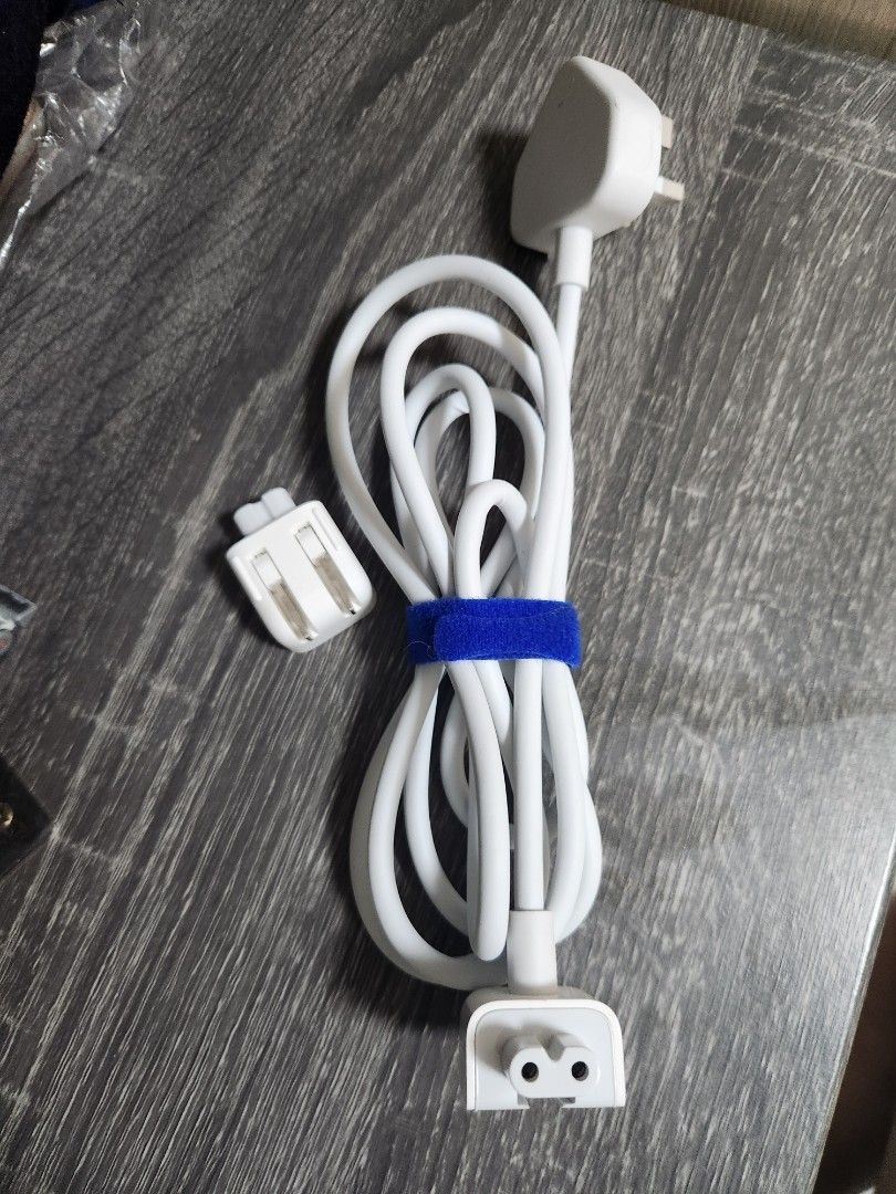 MacBook Air Adapter449165523031828480