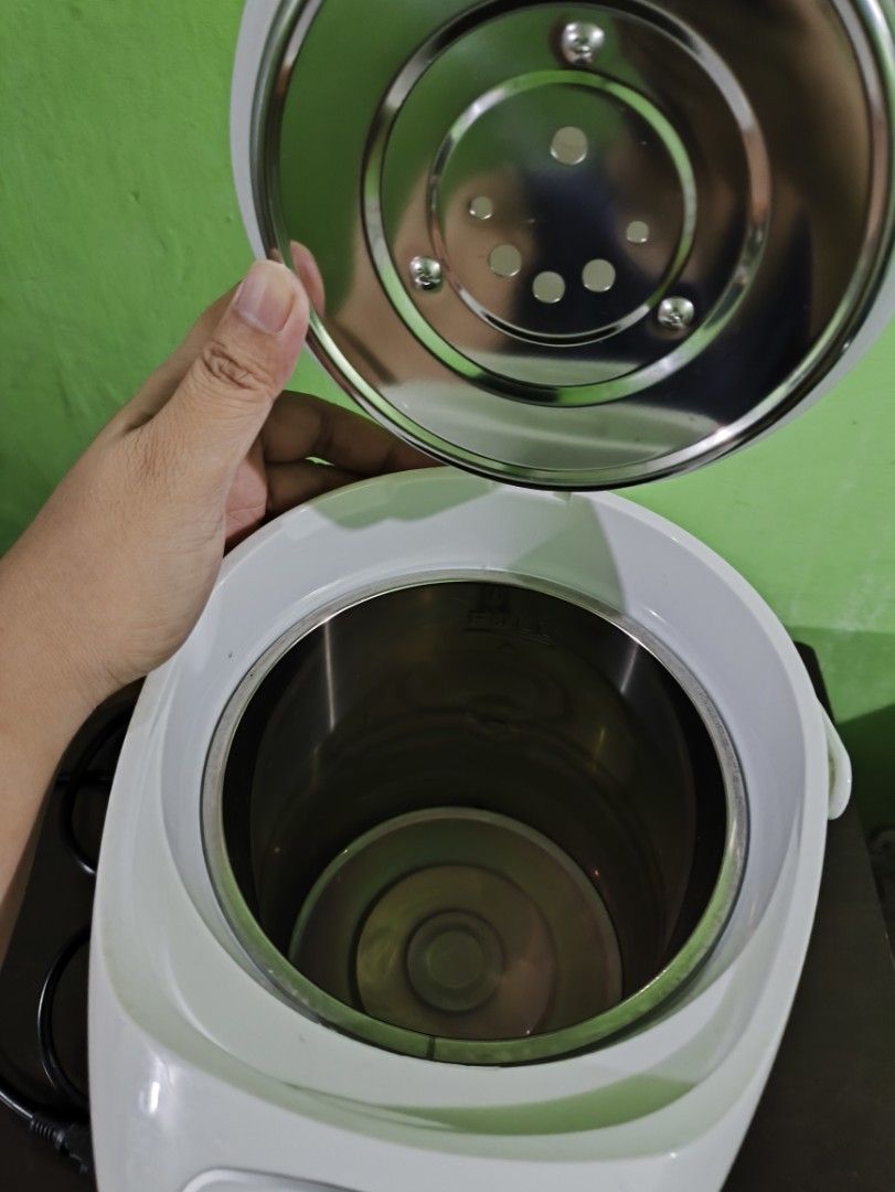 Micromatic Electric Airpot 2.5L (Category: Coffee Machines & Makers) located in Manila. Submitted by warmlion_c35e87 (Listing ID 1436948049, Image 3). Description: - 2.5L Capacity - Floral Design - Stainless Steel Interior - Convenient Handle - Visible Water Level Indicator - Includes Power Cord - Lid with Red Button.