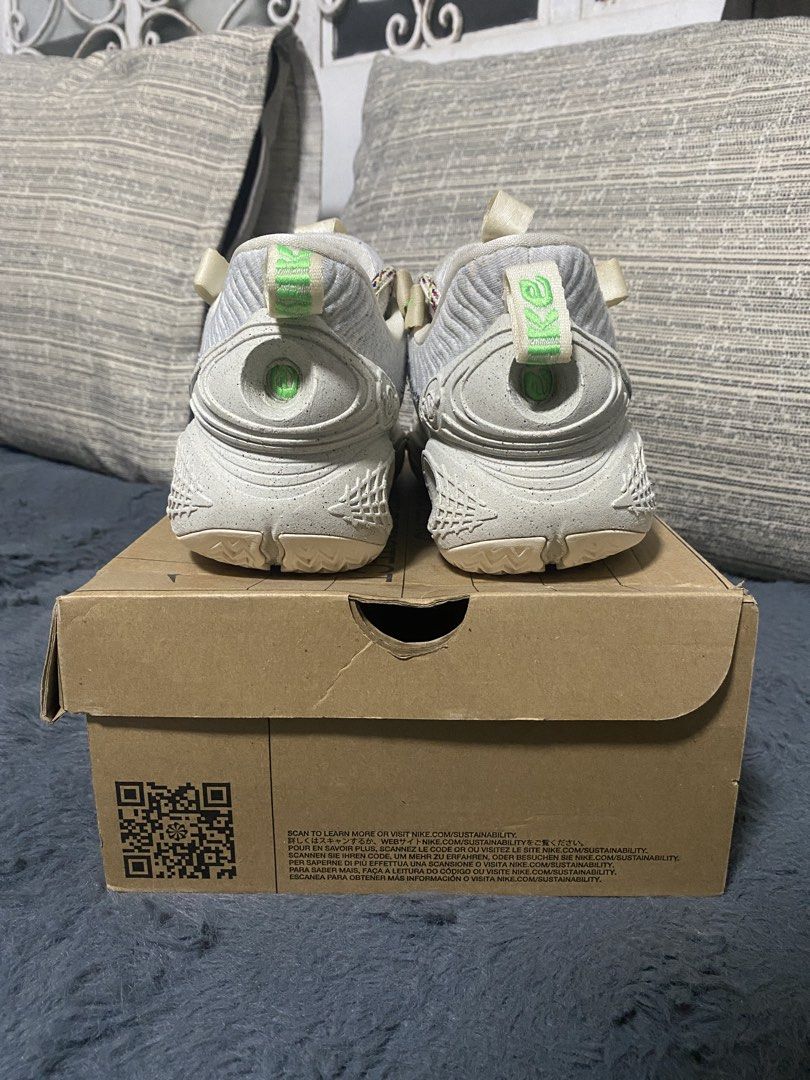 Nike Cosmic Unity (Category: Sneakers) located in Manila. Submitted by goatseller0528 (Listing ID 1436863259, Image 3). Description: Nike Cosmic Unity 1 -size : 7.5 / 40-41 -rfs : wrong size -box available -wrap gone -issues seen in last pics -price is negotiable .