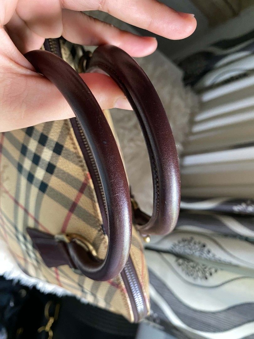 Orig vintage Burberry alma (Category: Luxury Accessories) located in Tagum. Submitted by luxbagelyas (Listing ID 1436989687, Image 2). Description: very good condition no flaws subrang tibay neto super ganda pa.