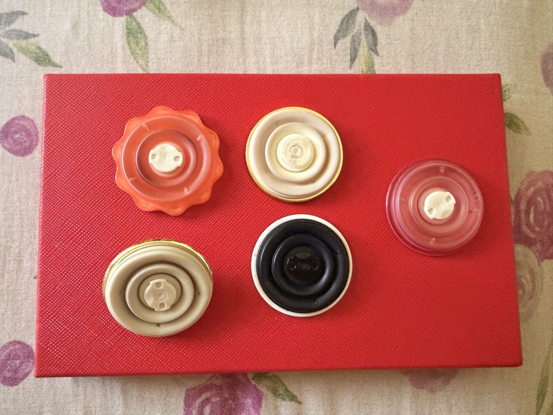 Original Pop Sockets (take all at 1,700) (Category: Mounts & Holders) located in Las Pinas. Submitted by mabelmonterola (Listing ID 1436843322, Image 2). Description: - Original Pop Sockets top - Various designs: floral, heart, pearl - Assorted colors and sizes - Made of plastic and metal .