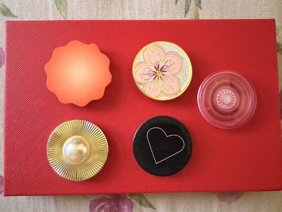 Original Pop Sockets (take all at 1,700) (Category: Mounts & Holders) located in Las Pinas. Submitted by mabelmonterola (Listing ID 1436843322, Image 1). Description: - Original Pop Sockets top - Various designs: floral, heart, pearl - Assorted colors and sizes - Made of plastic and metal .