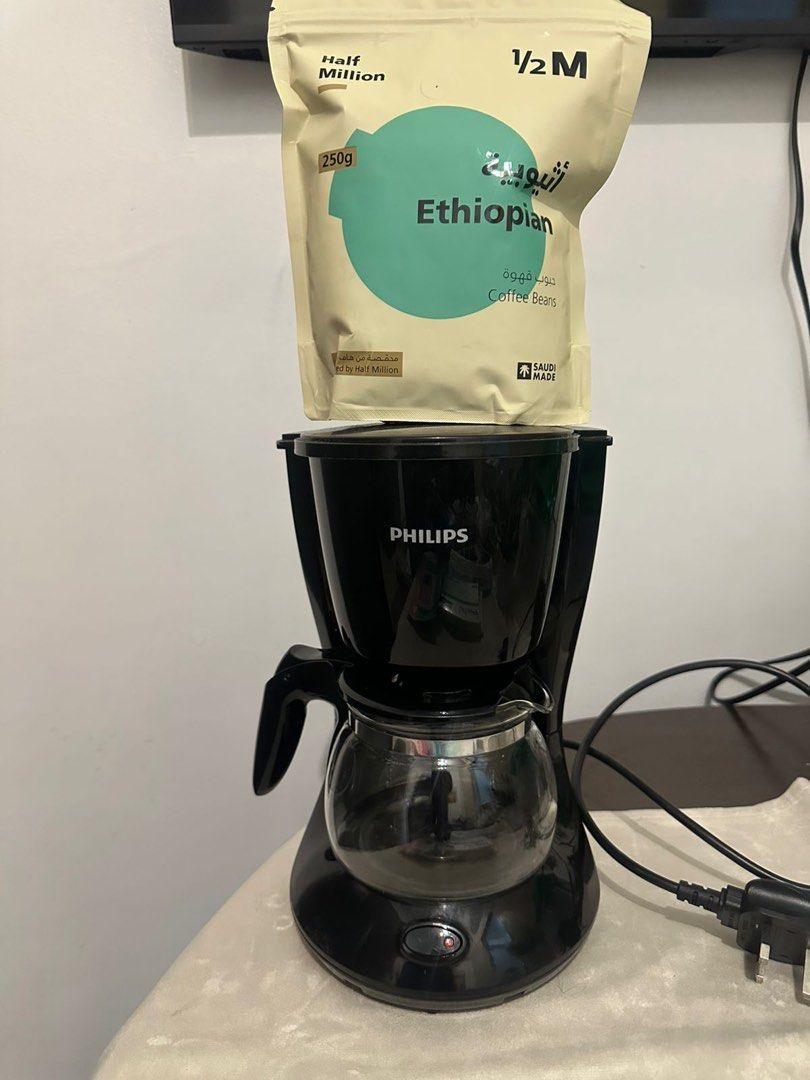 Philips Coffee Maker (Category: Coffee Machines & Makers) located in Manila. Submitted by hamama5473 (Listing ID 1436960018, Image 1). Description: - Black Philips coffee maker - Includes glass carafe - In good working condition - Perfect for brewing coffee - Coffee beans not included.