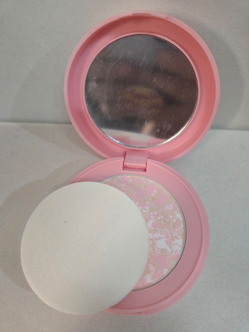 Ponds Translucent Powder (Category: Makeup) located in Manila. Submitted by agnescang (Listing ID 1436827896, Image 3). Description: used once.
