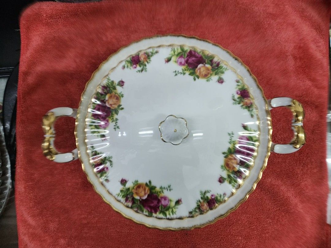 Royal Albert tureen old country rose (Category: Other Kitchenware & Tableware) located in Cavite. Submitted by sevillajoh71978 (Listing ID 1436972686, Image 1). Description: mint condition made in England royal Albert old country rose.
