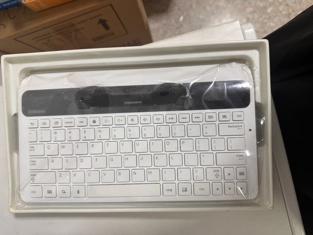 Samsung Galaxy Tab 7.0 Plus Keyboard Dock449368584996802561