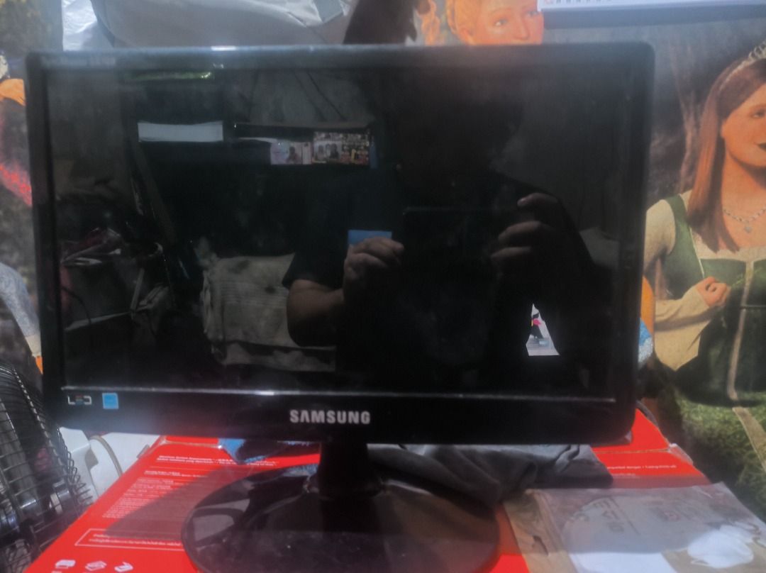 Samsung Monitor (Category: Monitor Screens) located in Manila. Submitted by heydrey99 (Listing ID 1436846541, Image 1). Description: Model: S16A100N Good condition maganda pa resolution Issue: white line sa ibabaw, pero the rest maganda naman output Mejo mahirap hanapan ng power adapter pero nabilihan ko naman na isama ko na din Price: negotiable pm lang PWEDE PA TAWARAN Location: Culiat, Quezon City For pick up For deliver: lalamove kayo mag boo