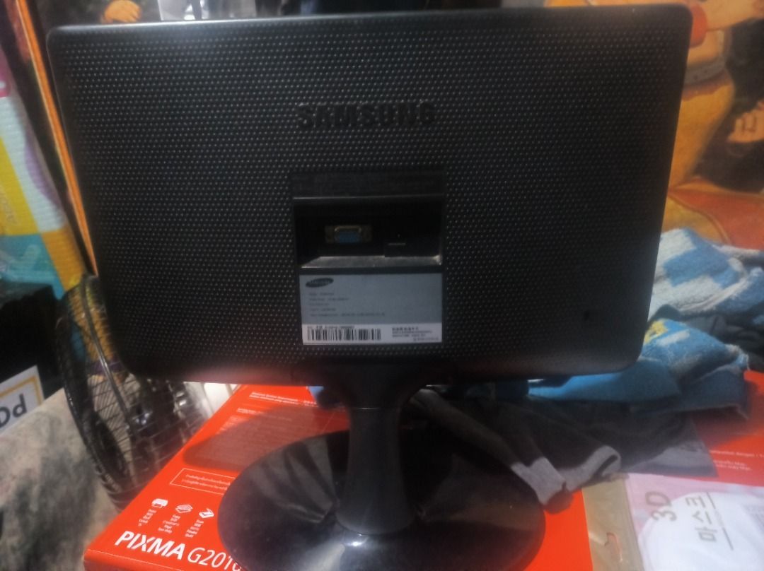 Samsung Monitor (Category: Monitor Screens) located in Manila. Submitted by heydrey99 (Listing ID 1436846541, Image 2). Description: Model: S16A100N Good condition maganda pa resolution Issue: white line sa ibabaw, pero the rest maganda naman output Mejo mahirap hanapan ng power adapter pero nabilihan ko naman na isama ko na din Price: negotiable pm lang PWEDE PA TAWARAN Location: Culiat, Quezon City For pick up For deliver: lalamove kayo mag boo