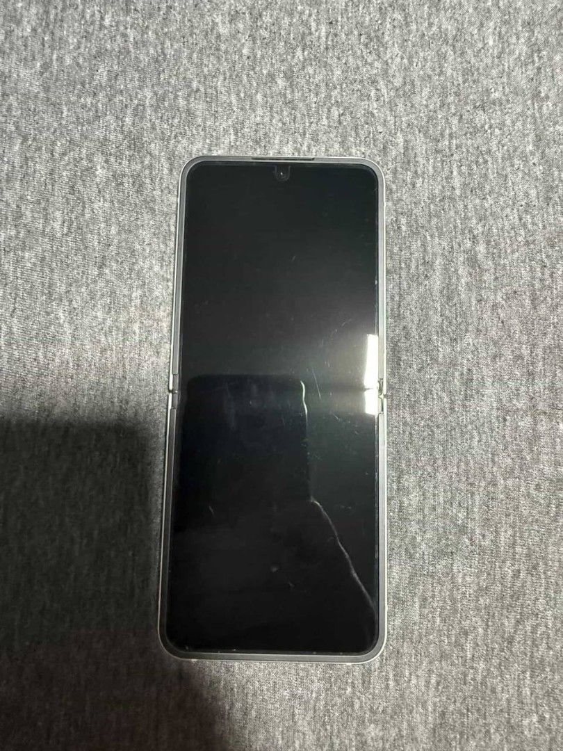 Samsung ZFlip 6 (Category: Samsung) located in Manila. Submitted by auratron (Listing ID 1436847213, Image 3). Description: Samsung zflip 6 Color: gray SPECS ● DUAL SIM ● Processor: Qualcomm Snapdragon 8 Gen 3 for Galaxy (4 nm). ● Memory & Storage: 12GB RAM, 256GB ● Main Display: 6.7-inch FHD+ (2640 x 1080) Dynamic AMOLED 2X, 120Hz adaptive refresh rate. ● Cover Display: 3.4-inch Super AMOLED (720 x 748). ● Rear Camera: 50MP f/1.8 (Wide) with OIS