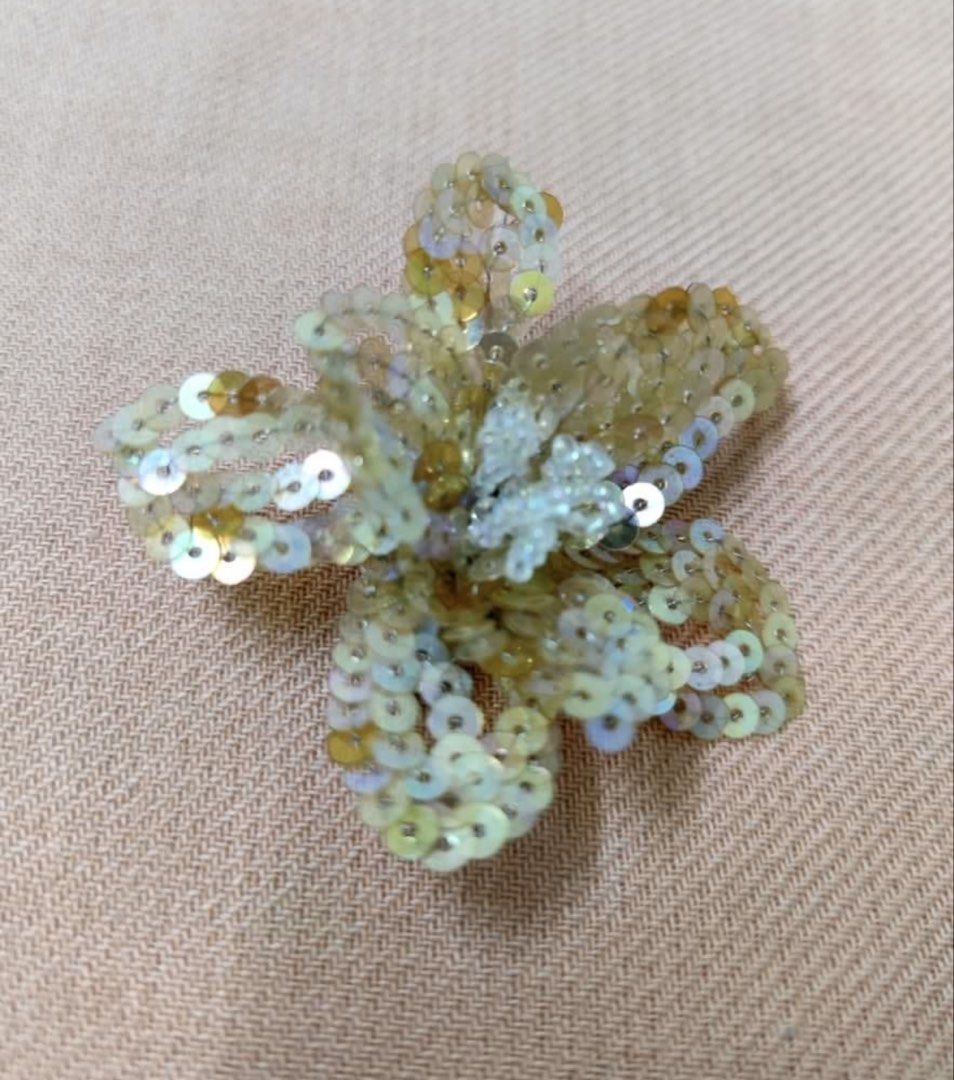 Sequin Flower Clip/ brooch (Category: Hair Accessories) located in Balakong. Submitted by myjewel (Listing ID 1436878209, Image 2). Description: Size: 6.5cm x 6.5cm.