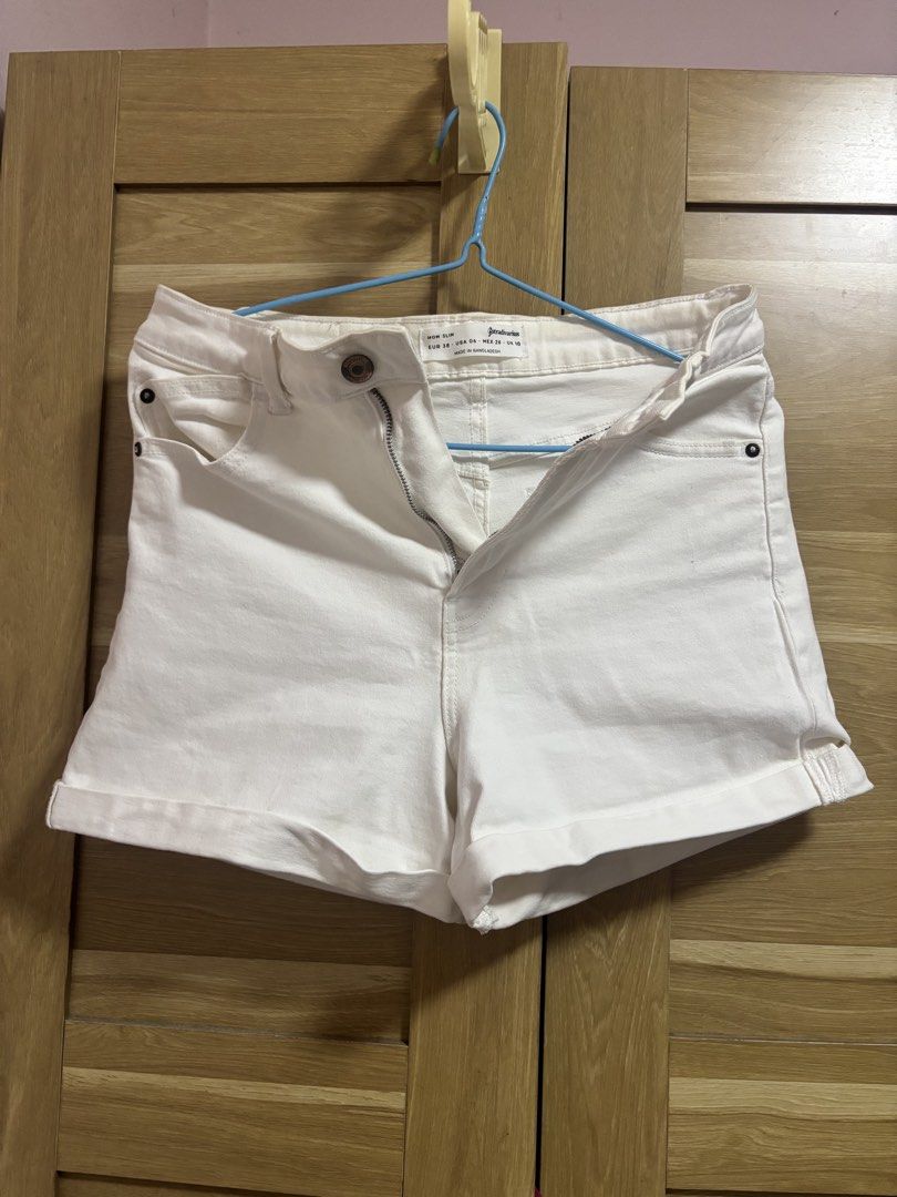 Stradivarius White Mom Slim Shorts (Category: Shorts) located in Cebu City. Submitted by teveschels38656 (Listing ID 1436962588, Image 1). Description: - Stradivarius Mom Slim shorts - White color - Button and zipper closure - Size: EUR 38, USA 06, MEX 28, UK 10 - Made in Bangladesh.