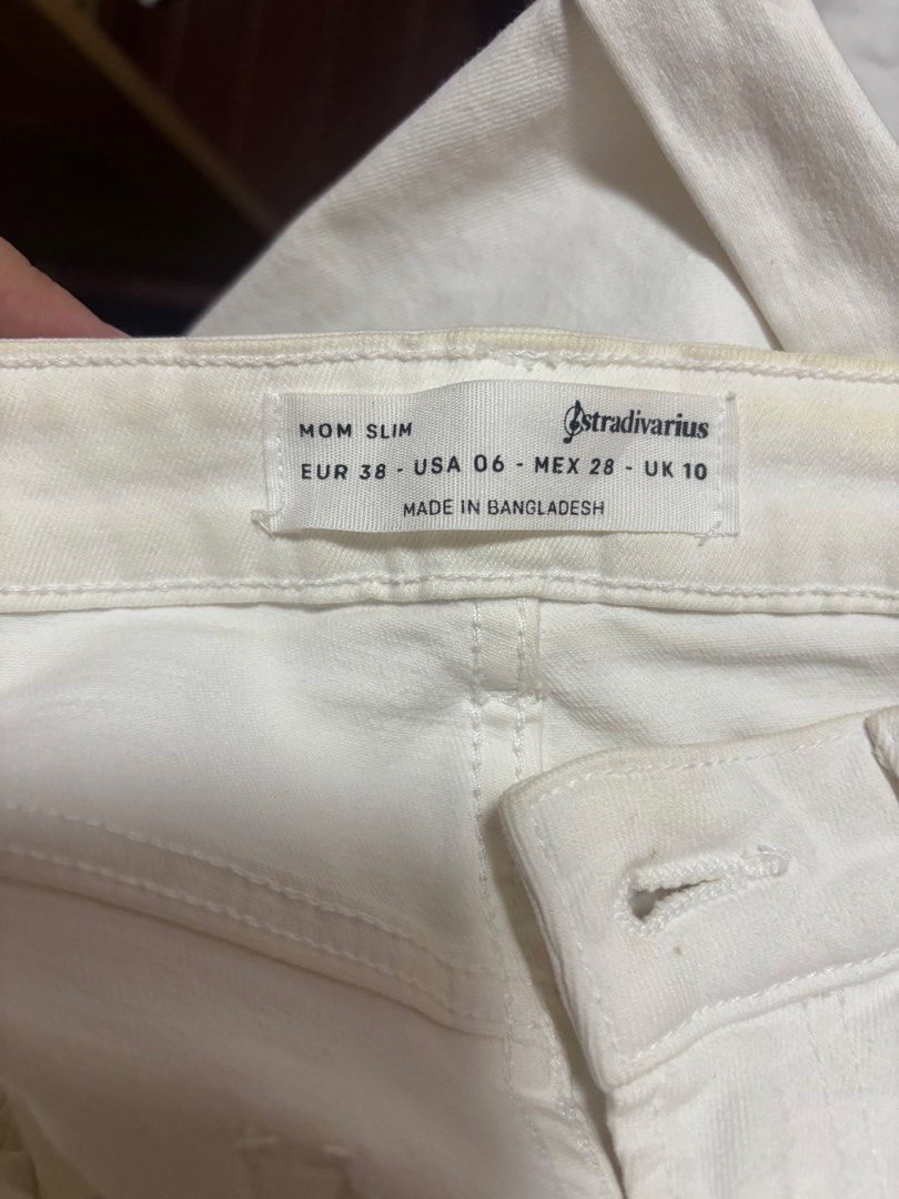 Stradivarius White Mom Slim Shorts (Category: Shorts) located in Cebu City. Submitted by teveschels38656 (Listing ID 1436962588, Image 2). Description: - Stradivarius Mom Slim shorts - White color - Button and zipper closure - Size: EUR 38, USA 06, MEX 28, UK 10 - Made in Bangladesh.