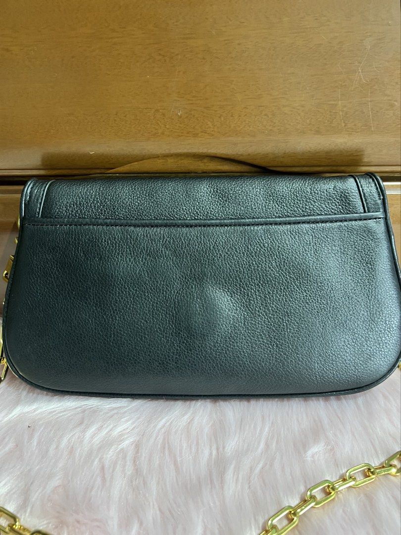 Tory Burch Black Sling Bag with Gold Chain (Category: Luxury Bags & Wallets) located in San Jose. Submitted by jorelleah (Listing ID 1436834977, Image 3). Description: Tory Burch Amanda flap clutch/sling bag in pristine condition 🤩 Kasya long wallet ang celphone. Happy shopping! 😍 - Gold chain strap (detachable) - Gold Tory Burch logo - Flap closure.