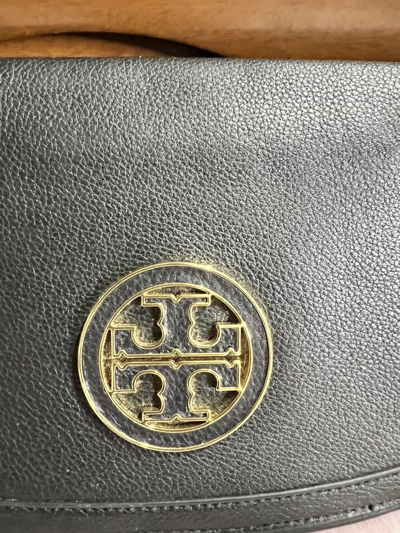 Tory Burch Black Sling Bag with Gold Chain (Category: Luxury Bags & Wallets) located in San Jose. Submitted by jorelleah (Listing ID 1436834977, Image 2). Description: Tory Burch Amanda flap clutch/sling bag in pristine condition 🤩 Kasya long wallet ang celphone. Happy shopping! 😍 - Gold chain strap (detachable) - Gold Tory Burch logo - Flap closure.