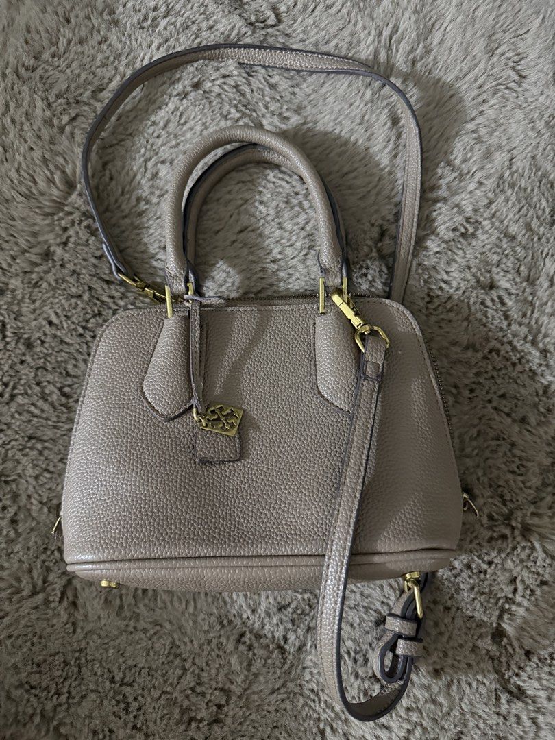 Tory Mini bag (Category: Luxury Bags & Wallets) located in Manila. Submitted by silentrabbit_4325e7 (Listing ID 1436946523, Image 1). Description: .