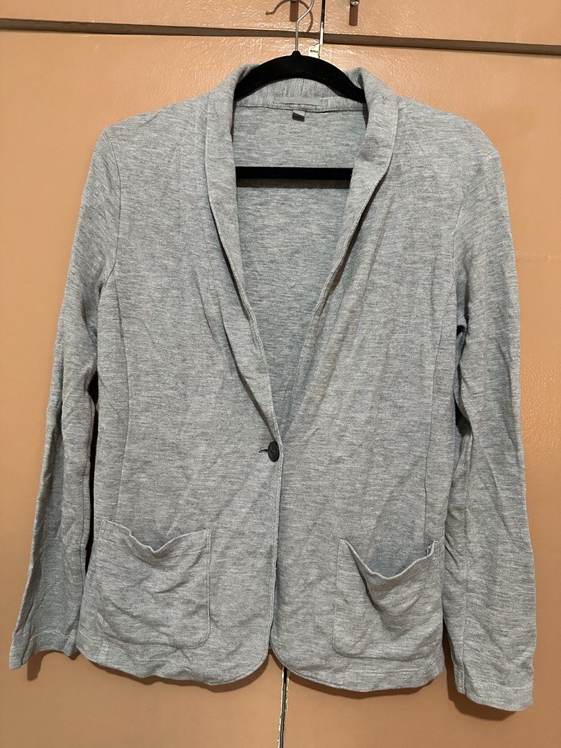 Uniqlo Light Blazer Jacket (Category: Coats, Jackets and Outerwear) located in Mandaluyong City. Submitted by ja.declutters (Listing ID 1436873647, Image 1). Description: - Uniqlo Gray Blazer - Size: Medium - Features: - Single-button closure - Two front pockets - Notched lapel - Material: Polyester blend - Design: Classic - Sleeves: Long - Versatile for various occasions.