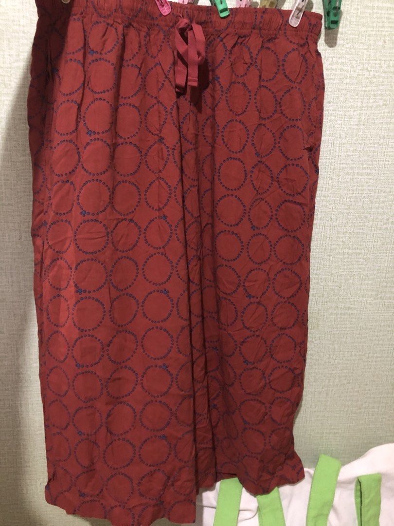 UNIQLO RELACO 3/4 Shorts (Category: Other Bottoms) located in Makati City. Submitted by pinkbeestuff (Listing ID 1437015119, Image 1). Description: SIZE XL pre owned once lng po nagamit , malaki po ksi ang size for my mother. .