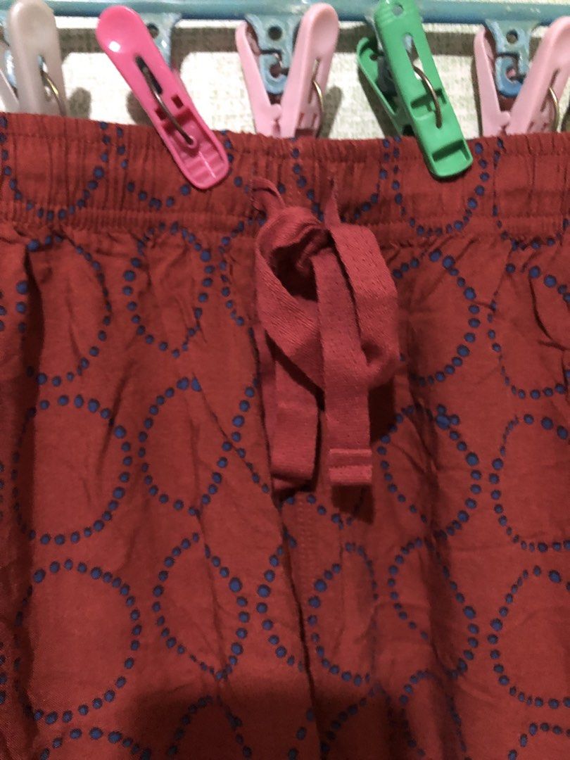 UNIQLO RELACO 3/4 Shorts (Category: Other Bottoms) located in Makati City. Submitted by pinkbeestuff (Listing ID 1437015119, Image 2). Description: SIZE XL pre owned once lng po nagamit , malaki po ksi ang size for my mother. .