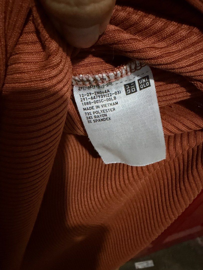 Uniqlo Side Slit Dress (Category: Dresses) located in Taguig. Submitted by aimeeb14 (Listing ID 1436980462, Image 3). Description: Size M .