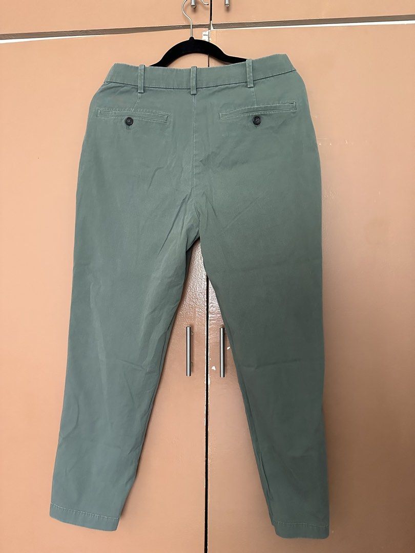 Uniqlo Men's Smart Ankle Pants (Category: Chinos) located in Mandaluyong City. Submitted by ja.declutters (Listing ID 1436887156, Image 2). Description: - Uniqlo chino pants - Size: S - Color: Muted Green - Waist: 68-76cm - Material: Cotton, polyester, spandex blend - Features: Button closure, two back pockets - Condition: Good.