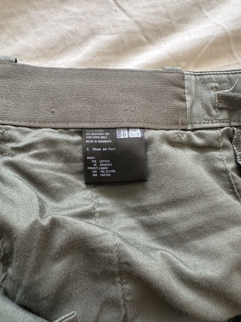 Uniqlo Men's Smart Ankle Pants (Category: Chinos) located in Mandaluyong City. Submitted by ja.declutters (Listing ID 1436887156, Image 3). Description: - Uniqlo chino pants - Size: S - Color: Muted Green - Waist: 68-76cm - Material: Cotton, polyester, spandex blend - Features: Button closure, two back pockets - Condition: Good.