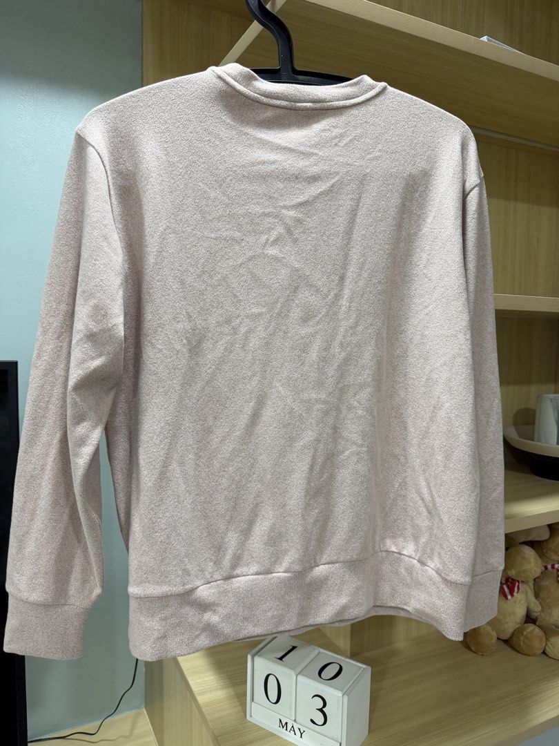 Uniqlo Sweatshirt - Size S (Category: Longsleeves) located in Mandaluyong City. Submitted by jpc0708 (Listing ID 1436982499, Image 3). Description: - Uniqlo sweatshirt - Size: S - Color: Light Pink - Made in Vietnam - Crew neck - Long sleeves .