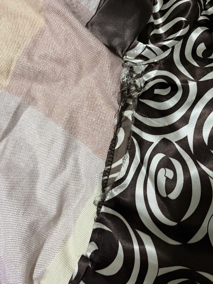 Vintage Brown & White Spiral Blouse (Category: Blouses) located in Quezon City. Submitted by bomucart (Listing ID 1436979494, Image 3). Description: — for sale vintage retro 60s/70s style brown and white spiral blouse — RFS: too tight-fitting on me — needs repairs (see photos) — negotiable — pwede gcash and delivery.
