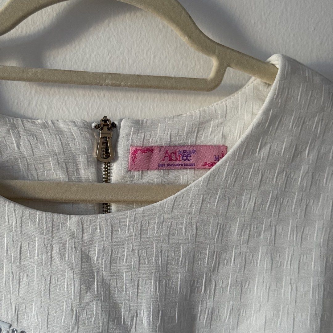 White Longsleeve Top M (Category: Blouses) located in Cavite. Submitted by onceloved_ (Listing ID 1436923158, Image 2). Description: Length: 20” Width: 42”.