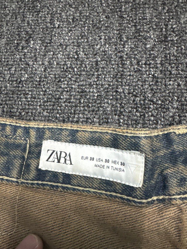 由 wcl__108 (刊登 ID 1436938901，圖片 3) 提交，位於 新北市 (New Taipei) 的 Zara 水洗牛仔褲 (類別：牛仔褲)，說明：腰圍平量40cm 褲長111 版型寬鬆 實際顏色水洗很漂亮 無損無髒污 版型是Baggy Fit 寬鬆直筒 需要細圖或有任何問題都可以問我🙏🏽。
