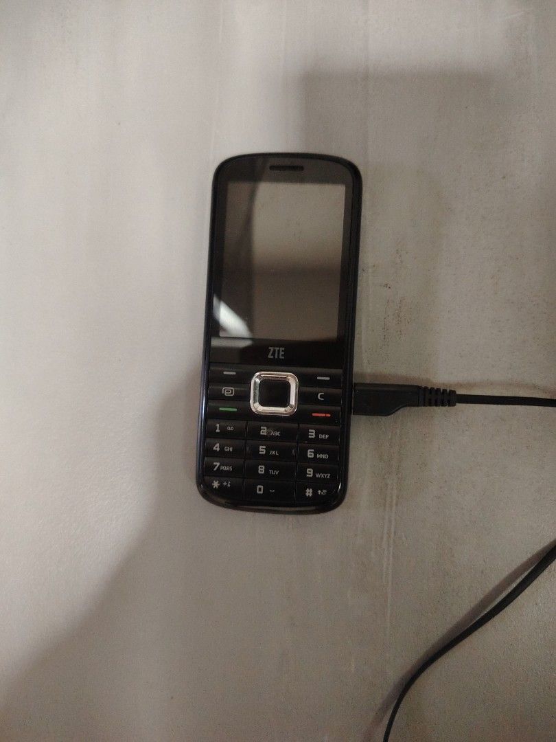ZTE Basic Phone - Working Condition (Category: Early Generation Mobile Phones) located in Singapore. Submitted by cckyp76 (Listing ID 1436977113, Image 1). Description: - ZTE basic phone(I do not know the actual storage) - Good working condition - Includes charging cable - Screen displays images - Perfect for basic communication.