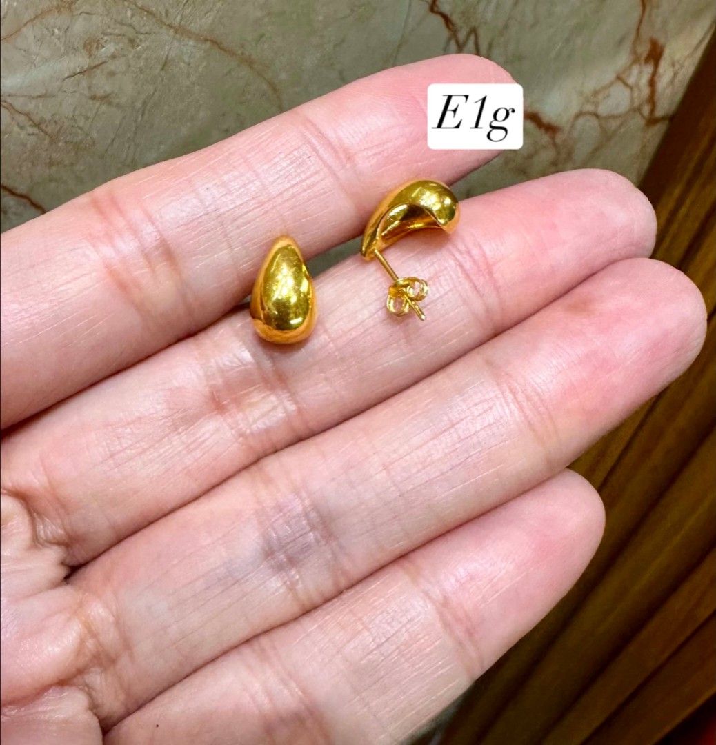 18K teardrop earrings 1g yg (Category: Earrings) located in Manila. Submitted by franeyney (Listing ID 1441281188, Image 1). Description: 18k saudi teardrop earrings 1g yg 8100 per gram 8100 plus sf.