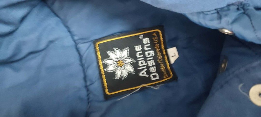 Alpine Designs Puffer Vest Blue Size L (Category: Vests) located in Manila. Submitted by bravecat_2e94b6 (Listing ID 1441286852, Image 3). Description: - Alpine Designs blue puffer vest - Size: L - Two front pockets with button closure - Collar detail - Ideal for layering.