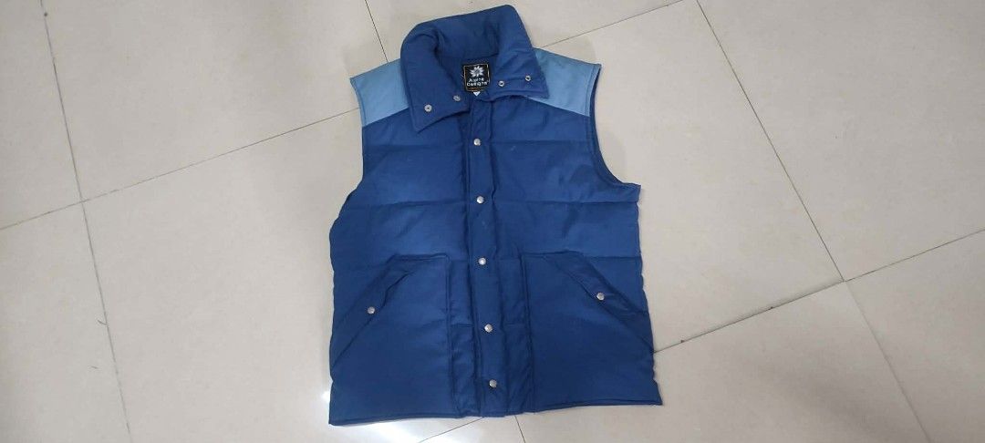 Alpine Designs Puffer Vest Blue Size L (Category: Vests) located in Manila. Submitted by bravecat_2e94b6 (Listing ID 1441286852, Image 2). Description: - Alpine Designs blue puffer vest - Size: L - Two front pockets with button closure - Collar detail - Ideal for layering.