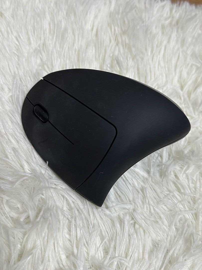 Anker ergonomic wireless mouse (Category: Mouse & Mousepads) located in Manila. Submitted by clevertiger.15429d (Listing ID 1441260642, Image 3). Description: .