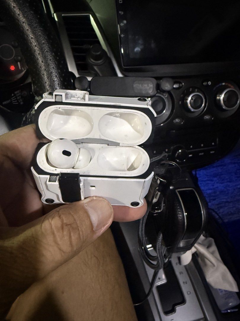 Apple AirPods Pro (1st Gen) with Charging Case (Category: Earphones) located in Kawit. Submitted by BossAlfredo (Listing ID 1441295764, Image 2). Description: LIFT SIDE ONLY!! - Authentic Apple AirPods Pro - Includes charging case - Selling as is - Feel free to ask any questions!.