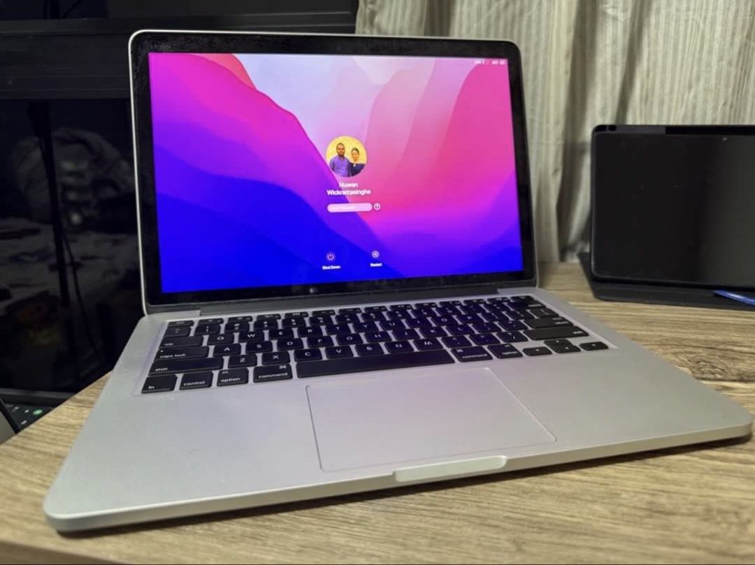 Apple MacBook Pro 13-inch470168852298485760