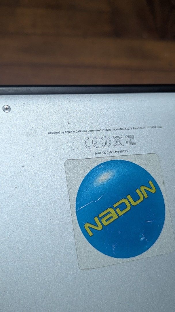 Apple MacBook Pro 13-inch470563284404807683