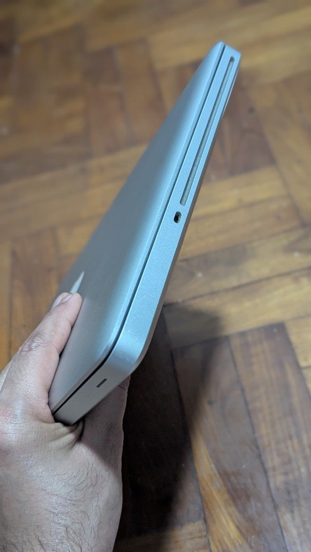 Apple MacBook Pro 13-inch470563284404807682