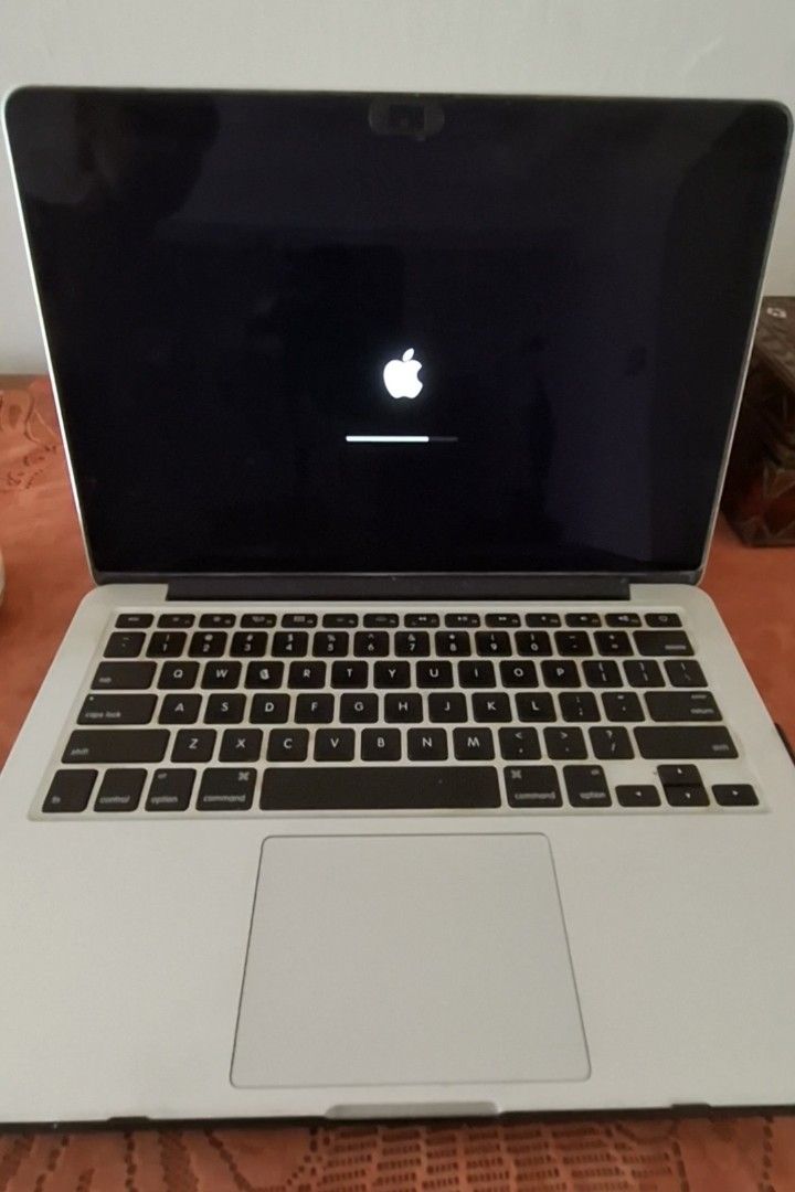 Used MacBook Pro 13.3 set w/box470397534119536640