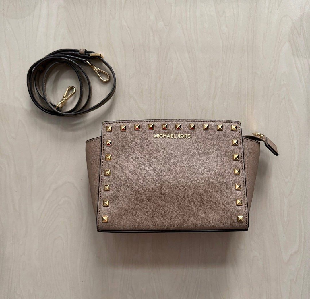 Authentic mk sling bag (Category: Luxury Bags & Wallets) located in Quezon City. Submitted by rych0799 (Listing ID 1441211615, Image 1). Description: Condition:9/10.