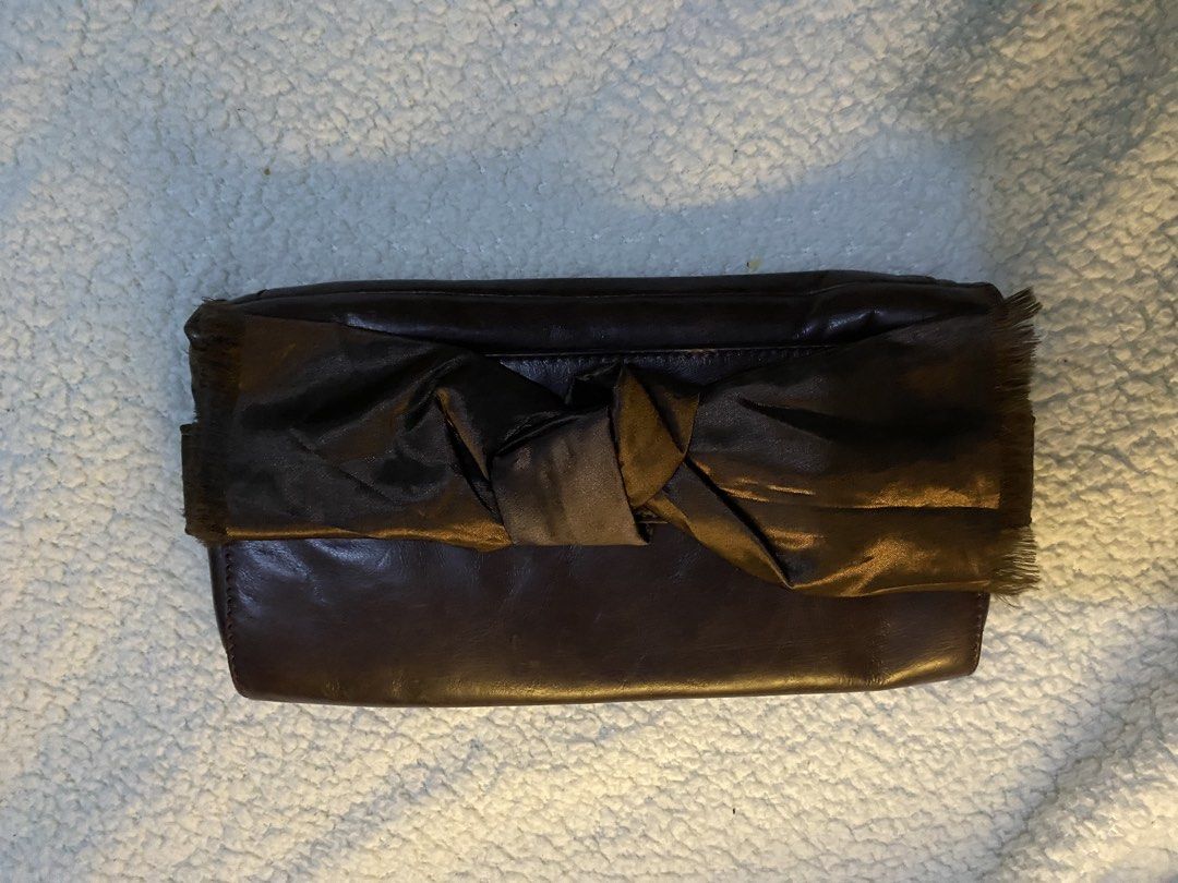 Banana Republic Clutch Bag (Category: Clutches) located in Manila. Submitted by versailless (Listing ID 1441218764, Image 1). Description: .