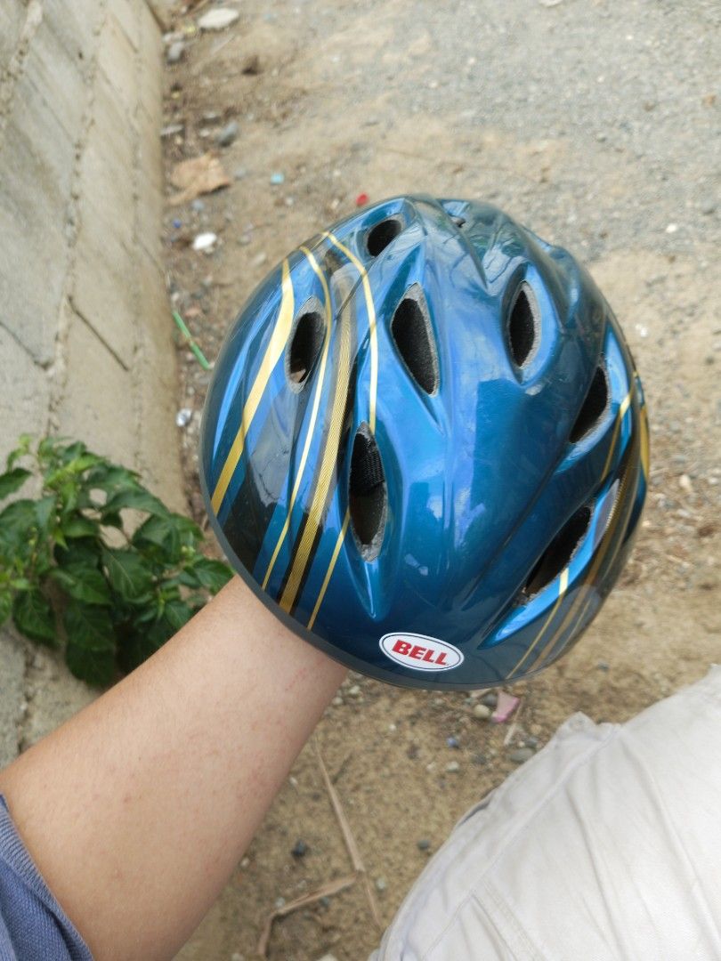 Bell helmet (Category: Bicycles) located in San Carlos. Submitted by alexanderparis860 (Listing ID 1441264903, Image 1). Description: - Bell Reflex adult bicycle helmet - Color: Blue with gold accents - Features vents for excellent airflow - Adjustable straps ensure a secure and comfortable fit - Ideal for all your cycling adventures.