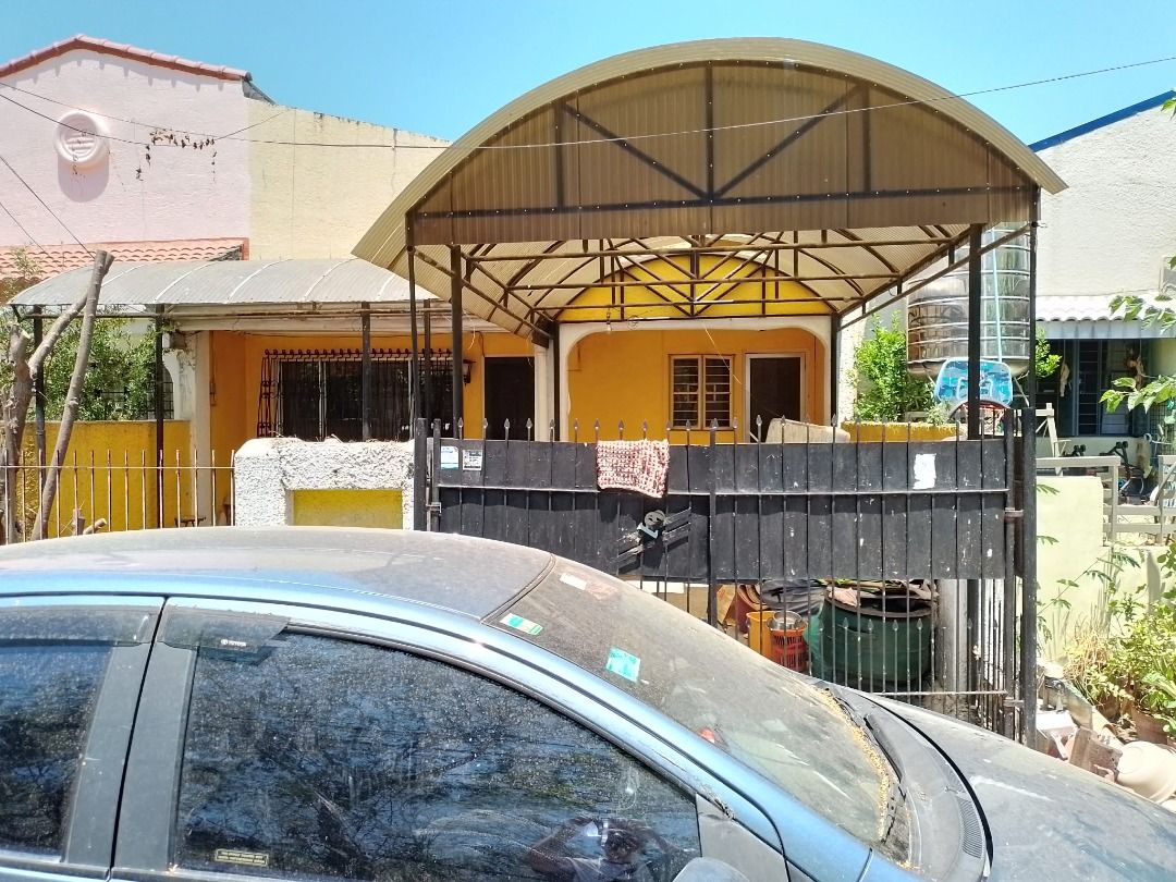 BF HOMES HOUSE FOR SALE (Category: House & Lot) located in Taguig. Submitted by glenn.nitafan_09178225798 (Listing ID 1441232253, Image 2). Description: For Sale - Las Pinas House Php6.5M BF International (Sacramento St.) LA: 140 sqm FA: 88 sqm 90s built. .