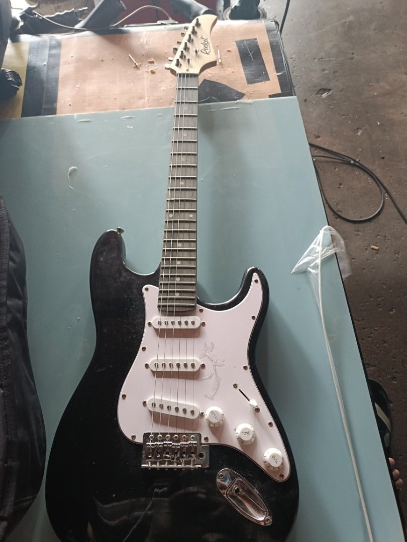 Black Electric Guitar (Category: Musical Instruments) located in Singapore. Submitted by bravewater_5d73c3 (Listing ID 1441224219, Image 1). Description: - Black electric guitar - 6 strings - 3 single-coil pickups - 3 control knobs & pickup selector switch - Standard tuning pegs and bridge - Minor scuffs on body - Ready for jamming!.