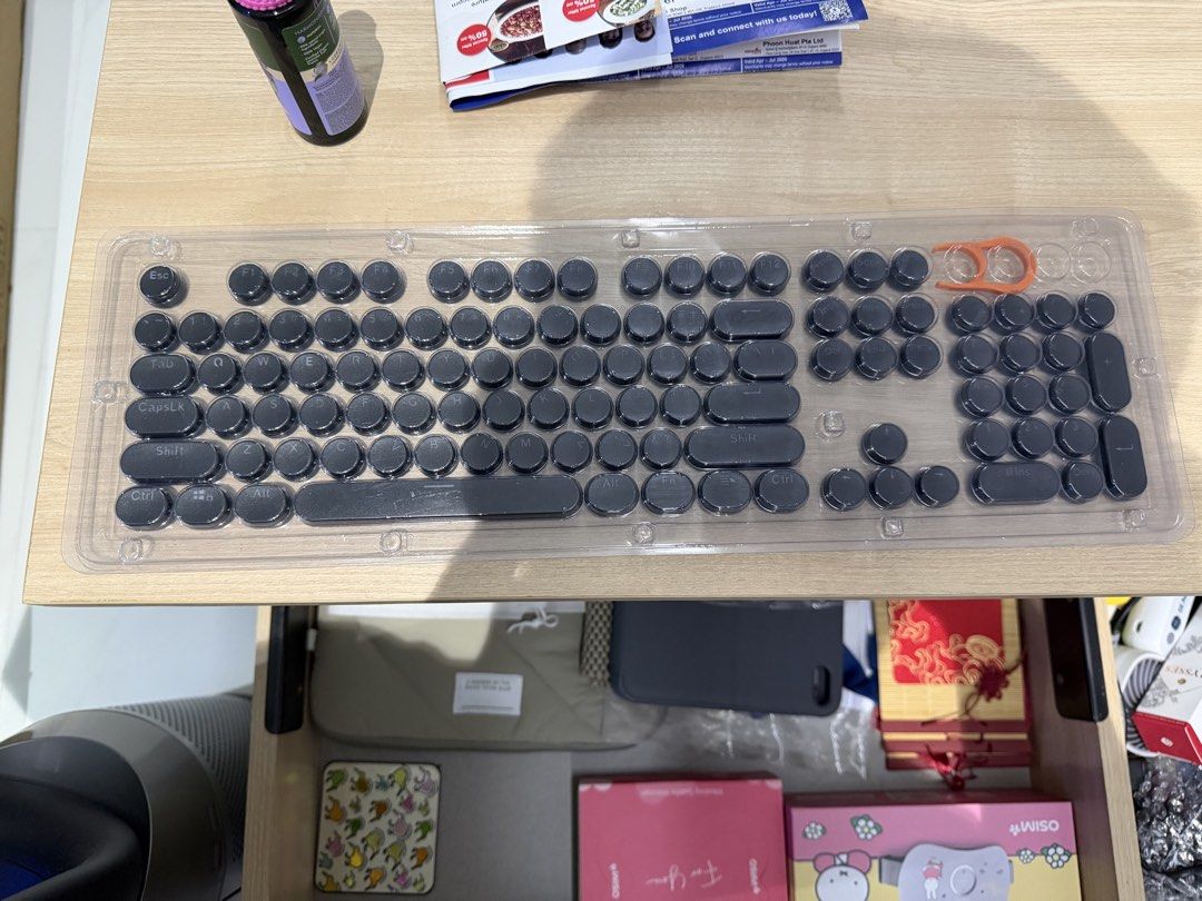Black shine through Round keycaps470665418580971521