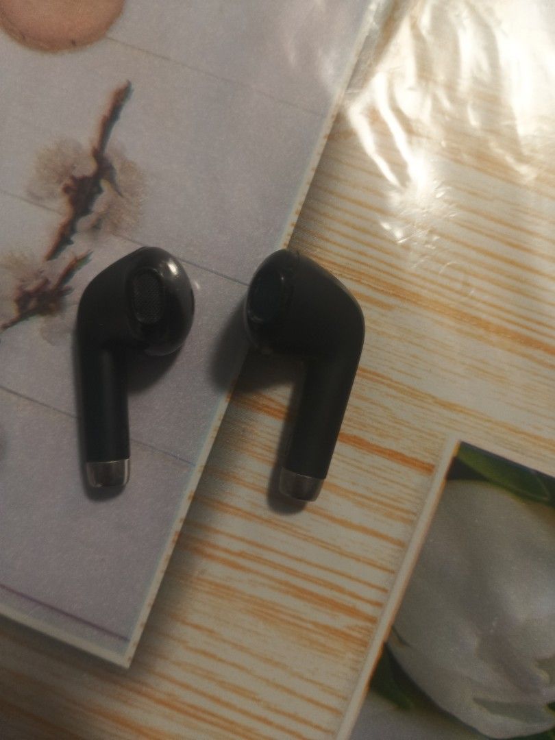 Black Wireless Earbuds with Charging Case471177326683770881